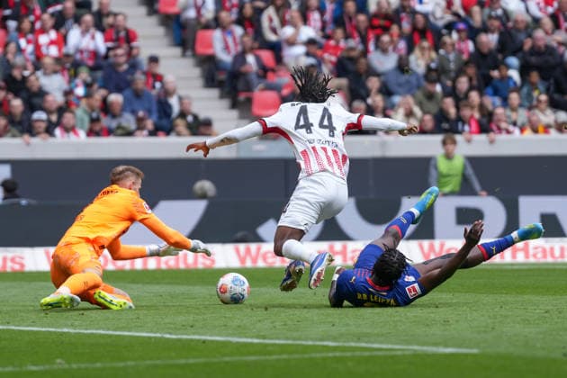 PÃ ter Gulacsi Peter Gulacsi RB Leipzig, 01 , Johan Manzambi SC Freiburg, 44 and Castello Lukeba RB Leipzig, 23 fighting for the ball , Germany, Football, 1 Bundesliga, Matchday 34, 2025 2026, SC Freiburg vs RB Leipzig, 16 05 2026, Europa Park Stadion, Freiburg Freiburg Europa Park Stadion Baden Württemberg Germany Copyright: xArnexAmbergx