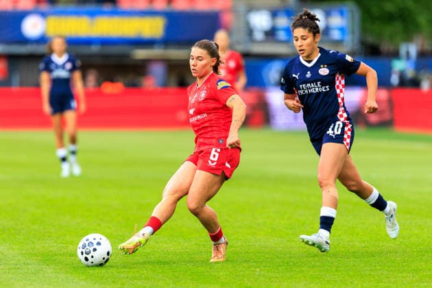 2026-05-16 FC Twente Vrouwen v PSV Vrouwen - Eurojackpot KNVB Beker Vrouwen Finale ROTTERDAM, NETHERLANDS - MAY 16: Lynn Groenewegen of FC Twente, Chimera Ripa of PSV during the Eurojackpot KNVB Beker Vrouwen Finale match between FC Twente Vrouwen and PSV Vrouwen at Het Kasteel on May 16, 2026 in Rotterdam, Netherlands. Rotterdam Het Kasteel Netherlands Content not available for redistribution in The Netherlands directly or indirectly through any third parties. Copyright: xMarcelxvanxPlateringenx