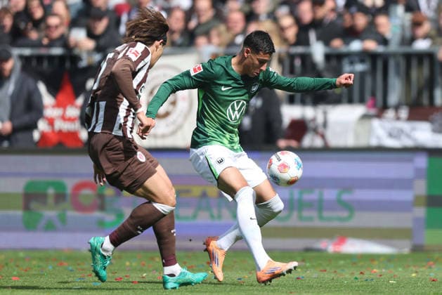 Soccer 1 Bundesliga 34 Matchday FC St Pauli VfL Wolfsburg on 16 05 2026 at Millerntor Stadion in Hamburg Tomoya Ando St Pauli , left Adam Daghim Wolfsburg , right DFL regulations prohibit any use of photographs as image sequences and or quasi video xJRx