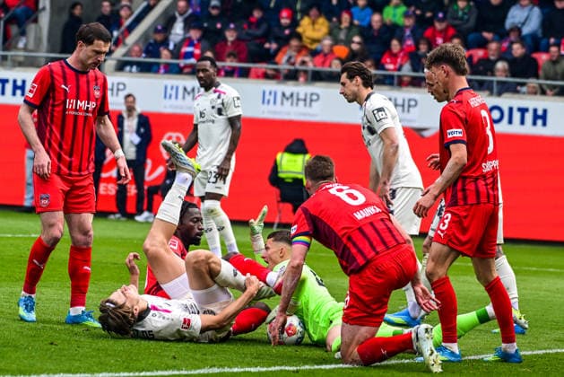 GER, 1 FBL, 1 FC Heidenheim vs 1 FSV Mainz 05 16 05 2026, Voith Arena, Heidenheim, GER, 1 FBL, 1 FC Heidenheim vs 1 FSV Mainz 05, in the picture Frank Feller Heidenheim, 40 throws himself on the ball at the last moment nordphotoxGmbHx xHafner nph00200