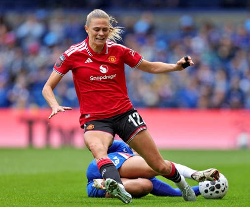 Chelsea Women v Manchester United, ManU Women Barclays Women s Super League Lauren James of Chelsea Women fouls Fridolina Rolfö of Manchester United Women during the Barclays Women s Super League match at Stamford Bridge, London 16 05 2026 UK Newspapers OUT Copyright: xNeilxHolmesx FIL-23442-0019