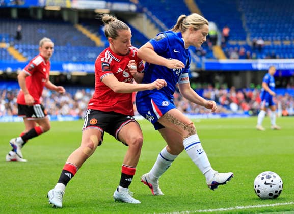 Chelsea Women v Manchester United, ManU Women Barclays Women s Super League Erin Cuthbert of Chelsea Women in possession whilst under pressure from Maya Le Tissier of Manchester United Women during the Barclays Women s Super League match at Stamford Bridge, London 16 05 2026 UK Newspapers OUT Copyright: xNeilxHolmesx FIL-23442-0024