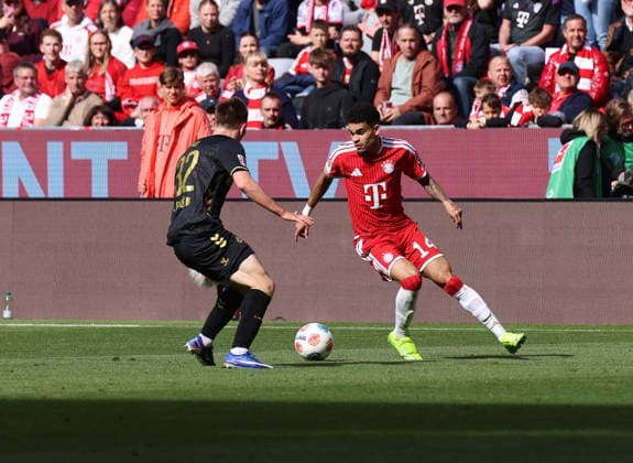 Football, Men, Bundesliga, Season 2025 2026, FC Bayern München 1 FC Köln, Allianz Arena Kristoffer Lund 1 FC Köln li with Luis Diaz FC Bayern München re in duel for the ball DFB, DFL regulations prohibit any use of photographs as image sequences and or quasi video