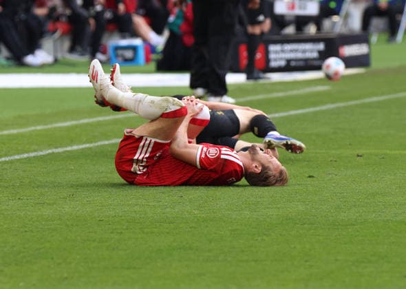 Football, Men, Bundesliga, Season 2025 2026, FC Bayern Munich 1 FC Cologne, Allianz Arena Harry Kane FC Bayern Munich lies on his back with pain on the pitch DFB, DFL regulations prohibit any use of photographs as image sequences and or quasi video