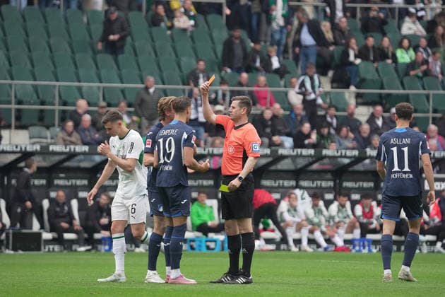 GER, 1 FBL, Borussia Mönchengladbach vs TSG Hoffenheim 16 05 2026, Borussia Park, Mönchengladbach, GER, 1 FBL, Borussia Mönchengladbach vs TSG Hoffenheim , in picture Tim Lemperle Hoffenheim must leave the pitch with yellow red card DFL regulations prohibit any use of photographs as image sequences and or quasi video nordphotoxGmbHx xBratic nph00250