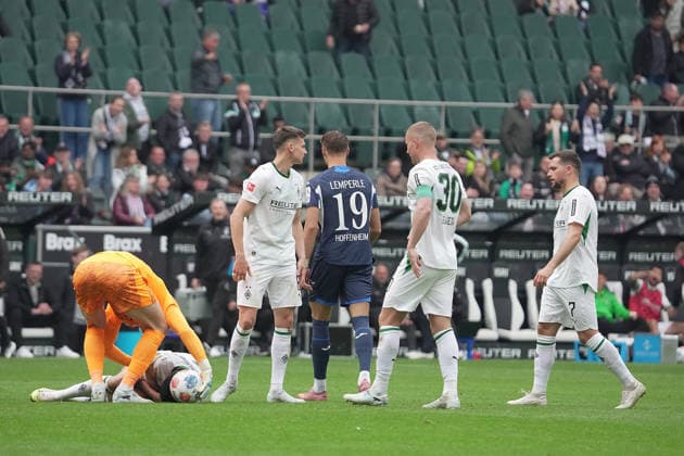 GER, 1 FBL, Borussia Mönchengladbach vs TSG Hoffenheim 16 05 2026, Borussia Park, Mönchengladbach, GER, 1 FBL, Borussia Mönchengladbach vs TSG Hoffenheim , in picture Tim Lemperle Hoffenheim must leave the pitch with yellow red card DFL regulations prohibit any use of photographs as image sequences and or quasi video nordphotoxGmbHx xBratic nph00250