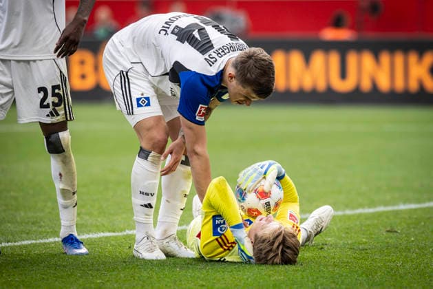 LEVERKUSEN, GERMANY - MAY 16, 2026 : Keeper Sander Tangvik (Hamburger SV, 12) has neck pain, is with him during the German Bundesliga match on gameday 34 between Bayer 04 Leverkusen vs. Hamburger SV at BayArena on May 16, 2026 in Leverkusen, Germany. DFL REGULATIONS PROHIBIT ANY USE OF PHOTOGRAPHS AS IMAGE SEQUENCES AND OR QUASI-VIDEO. Northrhine-Westphalia Germany Copyright: xAxelxKohringx