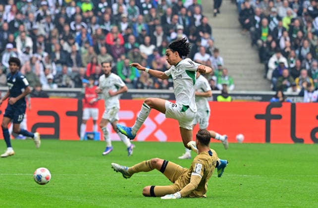 16 05 2026 Moenchengladbach Fussball, Herren, Saison 2025 2026, Borussia Moenchengladbach vs TSG 1899 Hoffenheim Goalkeeper Oliver Baumann Hoffenheim, am Boden klaert vor Wael Mohya Gladbach, oben DFL regulations prohibit any use of photographs as image sequences and or quasi video Borussia Park NRW Deutschland
