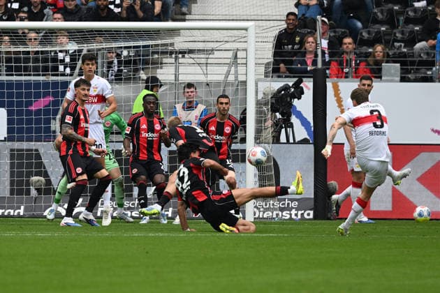 16 05 2026, xsltx, Fussball 1 Bundesliga, Eintracht Frankfurt VfB Stuttgart v l Ramon Hendriks VfB Stuttgart Can Uzun Eintracht Frankfurt Zweikampf, Aktion, action, battle for the ball DFL DFB REGULATIONS PROHIBIT ANY USE OF PHOTOGRAPHS as IMAGE SEQUENCES and or QUASI VIDEO Frankfurt am Main