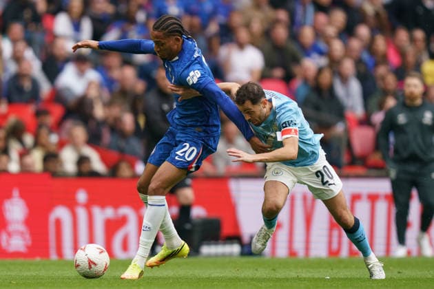 Chelsea v Manchester City, Emirates FA Cup Final Joao Pedro of Chelsea under pressure from Bernardo Silva of Manchester City during the Chelsea v Manchester City Emirates FA Cup Final match at Wembley Stadium, London, England on 16 May 2026 Credit: Dylan Hepworth Every Second Media Editorial use only. All images are copyright Every Second Media Limited. No images may be reproduced without prior permission. Copyright: xIMAGO EveryxSecondxMediax ESM-1997-0053 DylanxHepworthx xEveryxSecondxMediax