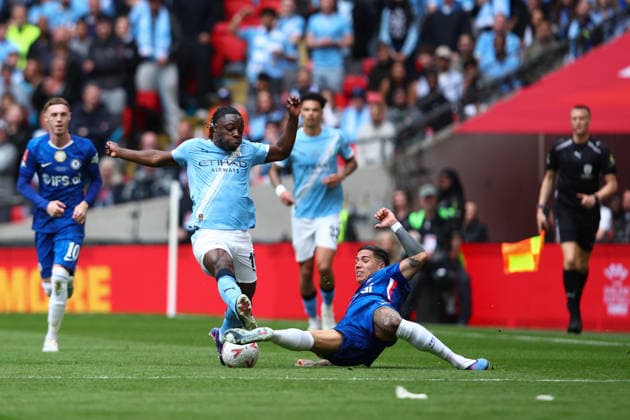 FA Cup Final: Chelsea v Manchester City LONDON, UK - 16th May 2026: Jeremy Doku of Manchester City is tackled by Enzo Fernandez of Chelsea during the FA Cup Final between Chelsea FC and Manchester City FC at Wembley Stadium London Wembley Stadium England United Kingdom Copyright: xCraigxMercerx xPeakxActionxPhotosx