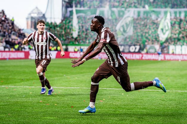 Germany Soccer Bundesliga 2025 26, 34 Matchday FC St Pauli vs VfL Wolfsburg Millerntor Stadion Hamburg The 1 1 Smell Abdoulie Ceesay FC St Pauli, 9 , Cheers, Emotion Copyright: xStefanxTrochax