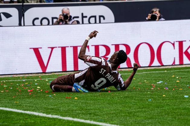 Germany Soccer Bundesliga 2025 26, 34 Matchday FC St Pauli vs VfL Wolfsburg Millerntor Stadion Hamburg The 1 1 Smell Abdoulie Ceesay FC St Pauli, 9 , Cheers, Emotion Copyright: xStefanxTrochax