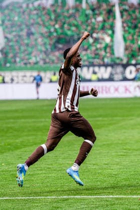 Germany Soccer Bundesliga 2025 26, 34 Matchday FC St Pauli vs VfL Wolfsburg Millerntor Stadion Hamburg The 1 1 Smell Abdoulie Ceesay FC St Pauli, 9 , Cheers, Emotion Copyright: xStefanxTrochax