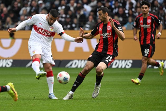 16 05 2026, xjhx, Fussball 1 Bundesliga, Eintracht Frankfurt VfB Stuttgart v l Jeff Chabot VfB Stuttgart Ellyes Skhiri Eintracht Frankfurt Zweikampf, Aktion, action, battle for the ball DFL DFB REGULATIONS PROHIBIT ANY USE OF PHOTOGRAPHS as IMAGE SEQUENCES and or QUASI VIDEO Frankfurt am Main