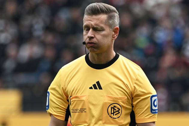 16 05 2026, xjhx, Soccer 1 Bundesliga, Eintracht Frankfurt VfB Stuttgart v l Referee Referee Tobias Welz Wiesbaden DFL DFB REGULATIONS PROHIBIT ANY USE OF PHOTOGRAPHS as IMAGE SEQUENCES and or QUASI VIDEO Frankfurt am Main
