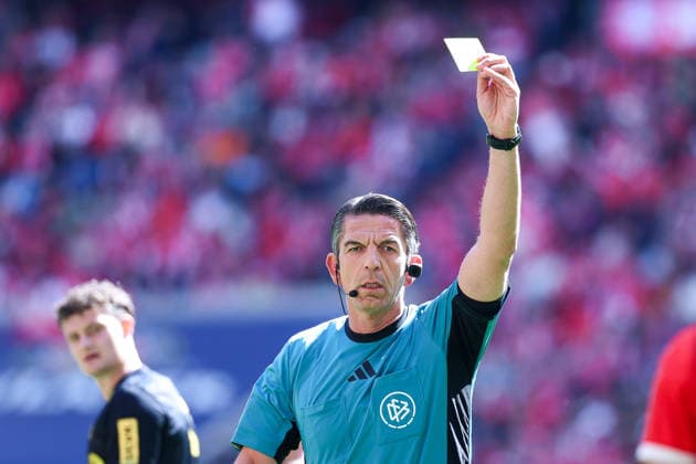 GER 1 FBL, FC Bayern München vs 1 FC Köln 16 05 2026, Allianz Arena, Munich, GER 1 FBL, FC Bayern München vs 1 FC Köln, picture shows Deniz Aytekin referee shows the yellow card nordphotoxGmbHx xSchneider nph00003