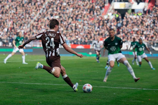 Soccer I Men I Season 2025 2026 I Bundesliga I FC St Pauli VfL Wolfsburg I 16 05 2026 Connor Metcalfe 24, FC St Pauli crosses the ball into the penalty area Hamburg Millerntor Stadion Niedersachsen Germany Copyright: xLobeca CedricxSiefkerx