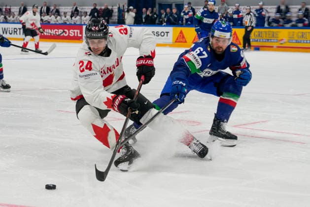 FRIBOURG, SWITZERLAND MAY 16 Dylan Cozens of Canada L against Mikael Frycklund of Italy R during the 2026 IIHF Ice Hockey World Championship Switzerland game between Italy and Canada at BCF Arena on May 16, 2026 in Fribourg, Fribourg Fribourg BCF Arena Fribourg Switzerland Copyright: xJustPictures.ch JarixPestelaccix jp-en-EuSpIm-JP6_JAR_Italy_Canada_16May2026_00011