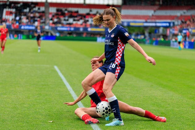 2026-05-16 FC Twente Vrouwen v PSV Vrouwen - Eurojackpot KNVB Beker Vrouwen Finale ROTTERDAM, NETHERLANDS - MAY 16: Jette Wieferink of FC Twente, Liz Rijsbergen of PSV during the Eurojackpot KNVB Beker Vrouwen Finale match between FC Twente Vrouwen and PSV Vrouwen at Het Kasteel on May 16, 2026 in Rotterdam, Netherlands. Rotterdam Het Kasteel Netherlands Content not available for redistribution in The Netherlands directly or indirectly through any third parties. Copyright: xMarcelxvanxPlateringenx