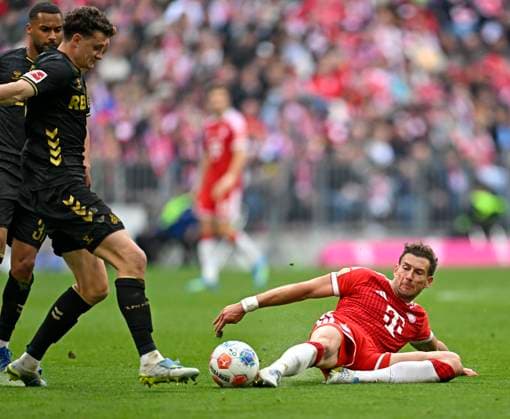 16 05 2026, Fußball Bundesliga 2025 2026, 34 Spieltag, FC Bayern München 1 FC Köln, in der Allianz Arena München, Leon Goretzka FC Bayern München setzt sich durch, DFL and DFB regulations prohibit any use of photographs as image sequences and or quasi video