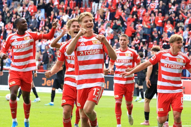 DEU, DFL, 1 FBL, 1 FC Union vs FC Augsburg, 16 05 2026, Stadion Alte Foersterei, Berlin, DEU, DFL, 1 FBL, 1 FC Union vs FC Augsburg, im Bild 3 0 durch Andras Schaefer 1 FC Union Berlin 13 , Unioner Spielerkreis DFL regulations prohibit any use of Photographs as image sequences and or quasi video nordphotoxGmbHx xEngler nph00076