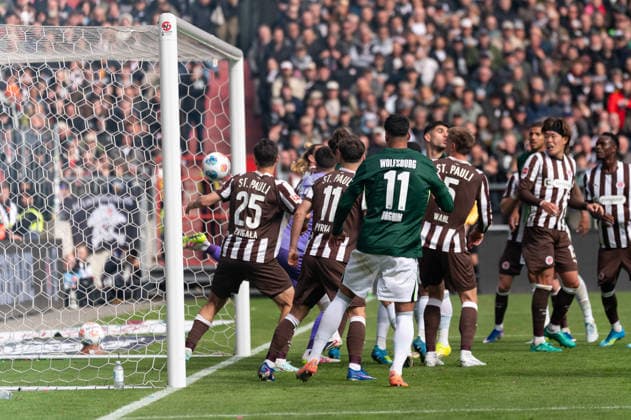 Goal for 1 2 Goalkeeper Nikola Vasilj FC St Pauli, 22 Own goal, GER, FC St Pauli vs VfL Wolfsburg, Football, Bundesliga, Matchday 34, Season 2025 2026, 16 05 2026 DFL REGULATES PROHIBIT ANY USE OF PHOTOGRAPHS AS IMAGE SEQUENCES AND OR QUASI VIDEO GER, FC St Pauli vs VfL Wolfsburg, Football, Bundesliga, Matchday 34, Season 2025 2026, 16 05 2026 Hamburg Copyright: xEibner-Pressefoto MaxxVincenx EP_MVN