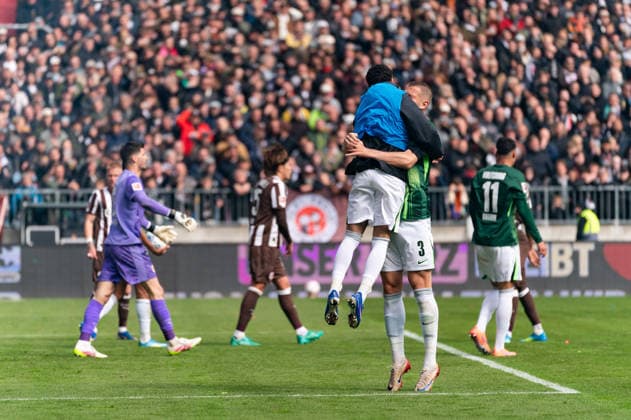 Goal to 1 2 Goalkeeper Nikola Vasilj FC St Pauli, 22 Own goal, Denis Vavro VfL Wolfsburg, 03 cheers jubilation, GER, FC St Pauli vs VfL Wolfsburg, Football, Bundesliga, Matchday 34, Season 2025 2026, 16 05 2026 DFL REGULATES PROHIBIT ANY USE OF PHOTOGRAPHS AS IMAGE SEQUENCES AND OR QUASI VIDEO GER, FC St Pauli vs VfL Wolfsburg, Football, Bundesliga, Matchday 34, Season 2025 2026, 16 05 2026 Hamburg Copyright: xEibner-Pressefoto MaxxVincenx EP_MVN