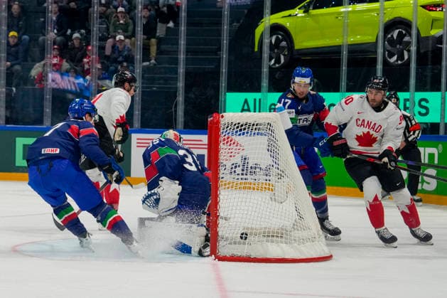FRIBOURG, SWITZERLAND MAY 16 goalkeeper Davide Fadani of Italy can™t saves on Dylan Holloway of Canada 2nd L during the 2026 IIHF Ice Hockey World Championship Switzerland game between Italy and Canada at BCF Arena on May 16, 2026 in Fribourg, Fribourg Fribourg BCF Arena Fribourg Switzerland Copyright: xJustPictures.ch JarixPestelaccix jp-en-EuSpIm-JP6_JAR_Italy_Canada_16May2026_00015