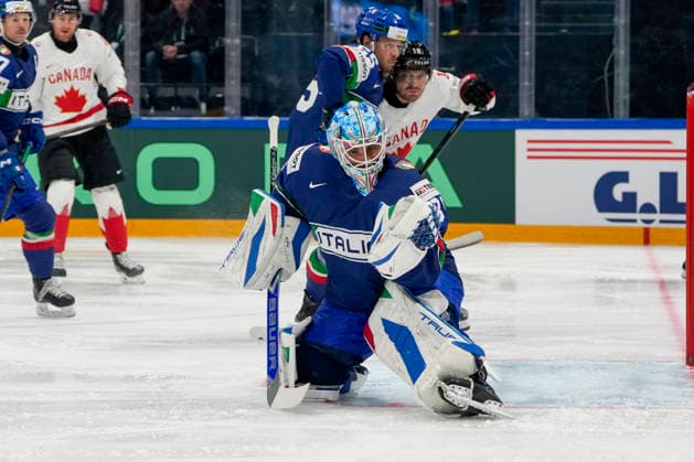 FRIBOURG, SWITZERLAND MAY 16 goalkeeper Davide Fadani of Italy saves during the 2026 IIHF Ice Hockey World Championship Switzerland game between Italy and Canada at BCF Arena on May 16, 2026 in Fribourg, Fribourg Fribourg BCF Arena Fribourg Switzerland Copyright: xJustPictures.ch JarixPestelaccix jp-en-EuSpIm-JP6_JAR_Italy_Canada_16May2026_00016