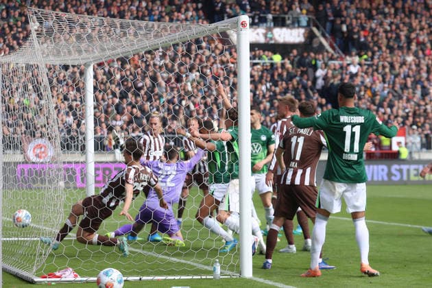 16.05.2026, xtgx, Fussball 1.Bundesliga, FC St.Pauli - VfL Wolfsburg v.l. Eigentor zum 1:2 Nikola Vasilj (FC St.Pauli) (DFL DFB REGULATIONS PROHIBIT ANY USE OF PHOTOGRAPHS as IMAGE SEQUENCES and or QUASI-VIDEO) Hamburg *** 16 05 2026, xtgx, Soccer 1 Bundesliga, FC St Pauli VfL Wolfsburg v l Own goal to 1 2 Nikola Vasilj FC St Pauli DFL DFB REGULATIONS PROHIBIT ANY USE OF PHOTOGRAPHS as IMAGE SEQUENCES and or QUASI VIDEO Hamburg