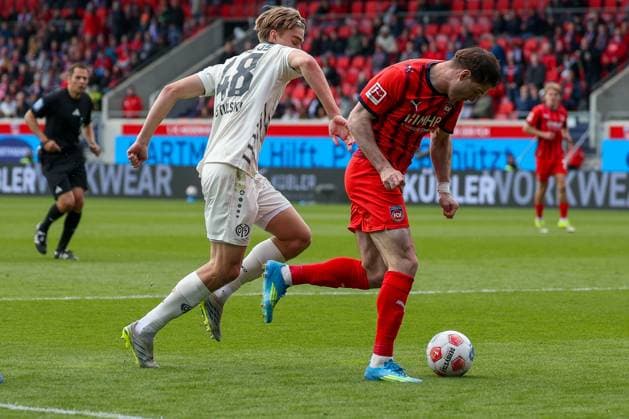 Kacper Potulski 48 1 FSV Mainz 05 and Budu Zivzivadze 12 1FC Heidenheim 1846 in action, 1 FC Heidenheim vs 1 FSV Mainz 05, Football, Men, Bundesliga, DFL, Saison 2025 2026, 34 Spieltag, Rueckrunde, 16 05 2026 DFB regulations prohibit any use of photographs as image sequences and or quasi video Heidenheim Baden Wuerttemberg Germany Copyright: xkolbert-press MartinxAgüerax
