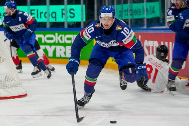 FRIBOURG, SWITZERLAND MAY 16 Peter Spornberger of Italy in action during the 2026 IIHF Ice Hockey World Championship Switzerland game between Italy and Canada at BCF Arena on May 16, 2026 in Fribourg, Fribourg Fribourg BCF Arena Fribourg Switzerland Copyright: xJustPictures.ch JarixPestelaccix jp-en-EuSpIm-JP6_JAR_Italy_Canada_16May2026_00024