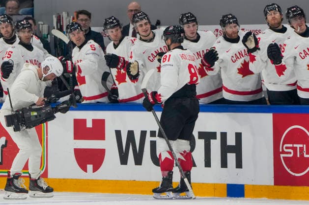 FRIBOURG, SWITZERLAND MAY 16 Dylan Holloway of Canada celebrates his goal with the bench during the 2026 IIHF Ice Hockey World Championship Switzerland game between Italy and Canada at BCF Arena on May 16, 2026 in Fribourg, Fribourg Fribourg BCF Arena Fribourg Switzerland Copyright: xJustPictures.ch JarixPestelaccix jp-en-EuSpIm-JP6_JAR_Italy_Canada_16May2026_00035