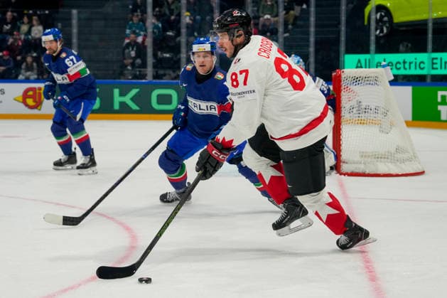 FRIBOURG, SWITZERLAND MAY 16 Sidney Crosby of Canada R in action during the 2026 IIHF Ice Hockey World Championship Switzerland game between Italy and Canada at BCF Arena on May 16, 2026 in Fribourg, Fribourg Fribourg BCF Arena Fribourg Switzerland Copyright: xJustPictures.ch JarixPestelaccix jp-en-EuSpIm-JP6_JAR_Italy_Canada_16May2026_00043