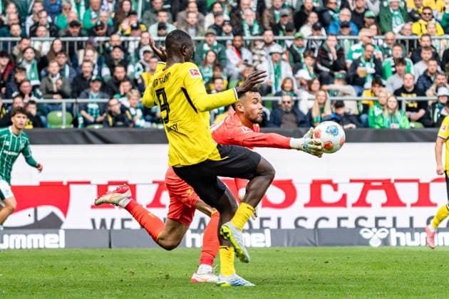Germany Bundesliga 2025 2026 Matchday 34, SV Werder Bremen vs Borussia Dortmund Saturday, 16 05 2026 Weserstadion, Bremen Serhou Guirassy Borussia Dortmund, 9 Mio Backhaus 30 Copyright: xCelinaxLeiersx
