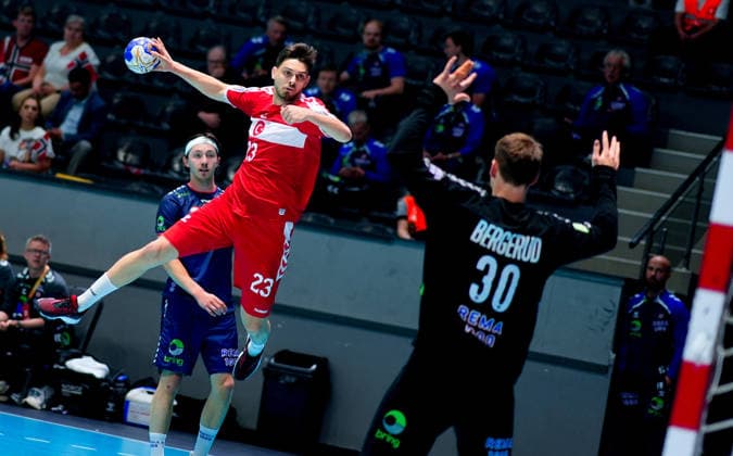 Turkiye v Norway - World Handball Championship Qualifiers ANKARA, TURKIYE - MAY 16: Danyel Kaya (L) of Turkiye competes against his opponent during the 2027 IHF Men s World Handball Championship European Qualifiers phase 3 second-leg match between Turkiye and Norway at Prof. Dr. Yasar Sevim Handball Hall in Ankara, Turkiye, on May 16, 2026. Ercin Erturk Anadolu Ankara Turkey. Editorial use only. Please get in touch for any other usage.  Copyright: x2026xAnadoluxErcinxErturkx