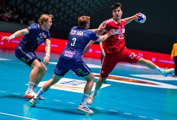 Turkiye v Norway - World Handball Championship Qualifiers ANKARA, TURKIYE - MAY 16: Eyup Arda Yildiz (R) of Turkiye competes against his opponent during the 2027 IHF Men s World Handball Championship European Qualifiers phase 3 second-leg match between Turkiye and Norway at Prof. Dr. Yasar Sevim Handball Hall in Ankara, Turkiye, on May 16, 2026. Ercin Erturk Anadolu Ankara Turkey. Editorial use only. Please get in touch for any other usage.  Copyright: x2026xAnadoluxErcinxErturkx