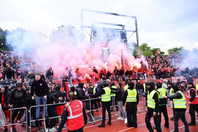 SSV Ulm 1846 Rot Weiss Essen FOR EDITORIAL PURPOSES ONLY EDITORIAL USE ONLY p Soccer 3 Liga 38 Matchday SSV Ulm 1846 Rot Weiss Essen on 15 05 2026 at the Donaustadion in Ulm Rot Weiss Essen plays the relegation to the 2 Bundesliga Germany Baden Württemberg Ulm Copyright ThorstenxTillmann Copyright: ThorstenxTillmann doc85vetl1vshhkafw41i4w ,EDITORIAL USE ONLY Copyright: ThorstenxTillmann