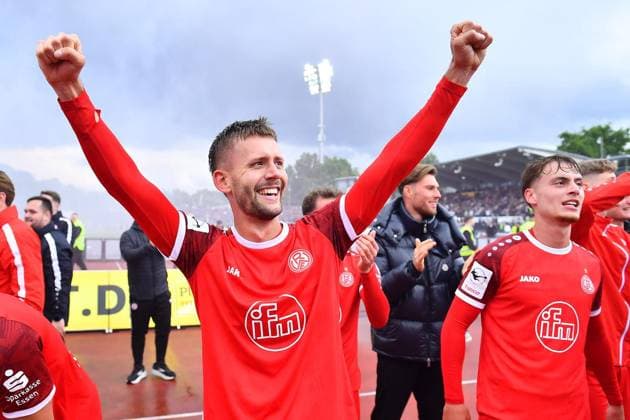 Football, 3rd division, Rot-Weiß Essen saves itself from relegation