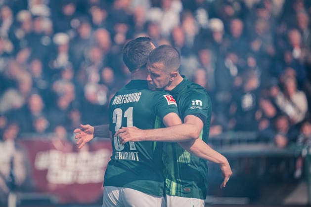 1 Bundesliga FC St Pauli vs VfL Wolfsburg, 16 05 2026 GOAL, CHEER for 1 3 by Dženan Pejcinovic VfL Wolfsburg, 17 , here Yannick Gerhardt VfL Wolfsburg, 31 , Denis Vavro VfL Wolfsburg, 3 Soccer, 1 Bundesliga, Matchday 34 FC St Pauli vs VfL Wolfsburg on 16 05 2026 at Millerntor Stadion, Hamburg DFL REGULATIONS PROHIBIT ANY USE OF PHOTOGRAPHS AS IMAGE SEQUENCES AND OR QUASI VIDEO Copyright: xBEAUTIFULxSPORTS Tonhäuserx