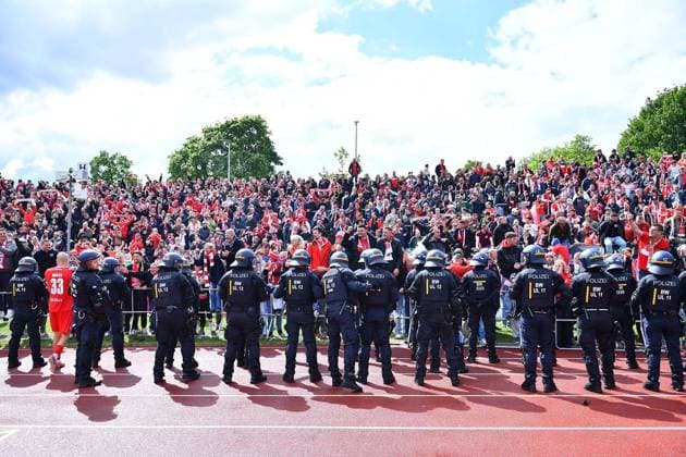 SSV Ulm 1846 Rot Weiss Essen FOR EDITORIAL PURPOSES ONLY EDITORIAL USE ONLY p Soccer 3 Liga 38 Matchday SSV Ulm 1846 Rot Weiss Essen on 15 05 2026 at the Donaustadion in Ulm Rot Weiss Essen plays the relegation to the 2 Bundesliga Germany Baden Württemberg Ulm Copyright ThorstenxTillmann Copyright: ThorstenxTillmann doc85vetrdaw7shx4vlj71 ,EDITORIAL USE ONLY Copyright: ThorstenxTillmann