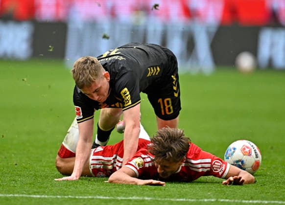 16 05 2026, Soccer Bundesliga 2025 2026, Matchday 34, FC Bayern Munich 1 FC Cologne, at Allianz Arena Munich, v l Isak Johannesson 1 FC Cologne v Tom Bischof Bayern Munich DFL and DFB regulations prohibit any use of photographs as image sequences and or quasi video