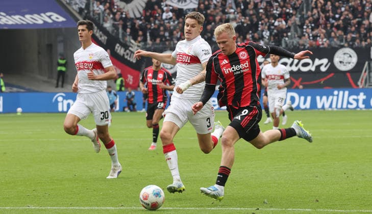 Frankfurt , Bundesliga soccer Eintracht Frankfurt vs VfB Stuttgart , from left Ramon Hendriks VfB Jonathan Burkardt Fra