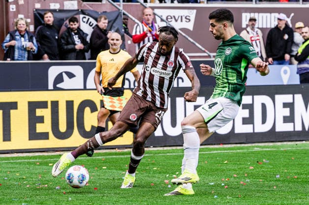 Germany Soccer Bundesliga 2025 26, 34 Matchday FC St Pauli vs VfL Wolfsburg Millerntor Stadion Hamburg Ricky Jade Jones FC St Pauli, 26 , Konstantinos Koulierakis VfL Wolfsburg, 4 Copyright: xStefanxTrochax