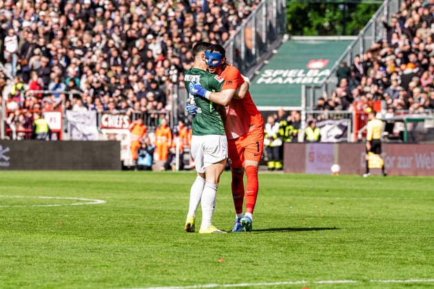 Germany Football Bundesliga 2025 26, 34 Matchday FC St Pauli vs VfL Wolfsburg Millerntor Stadion Hamburg Cheers and emotion at 3 1, Kamil Grabara VfL Wolfsburg, 1 and Konstantinos Koulierakis VfL Wolfsburg, 4 Copyright: xStefanxTrochax