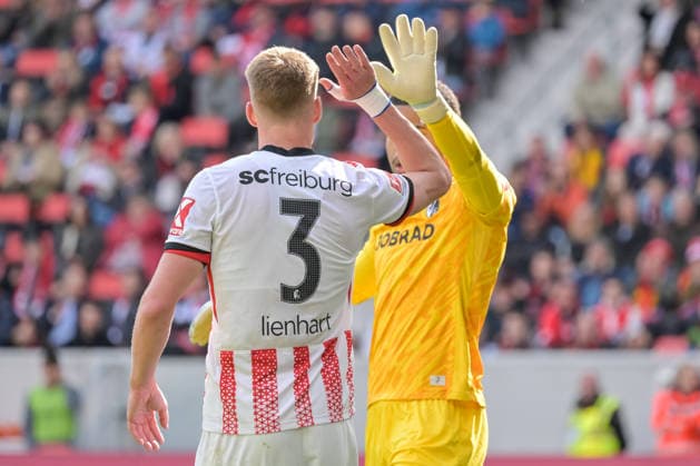 Philipp Lienhart SC Freiburg, 03 and Noah Atubolu SC Freiburg, 01 high-five each other GER, SC Freiburg RB Leipzig, Football, Bundesliga, Matchday 34, Season 2025 2026, 16 05 2026 DFL DFB REGULATIONS PROHIBIT ANY USE OF PHOTOGRAPHS AS IMAGE SEQUENCES AND OR QUASI VIDEO GER, SC Freiburg RB Leipzig, Football, Bundesliga, Matchday 34, Season 2025 2026, 16 05 2026 Freiburg Copyright: xEibner-Pressefoto ThomasxHessx EP_THS