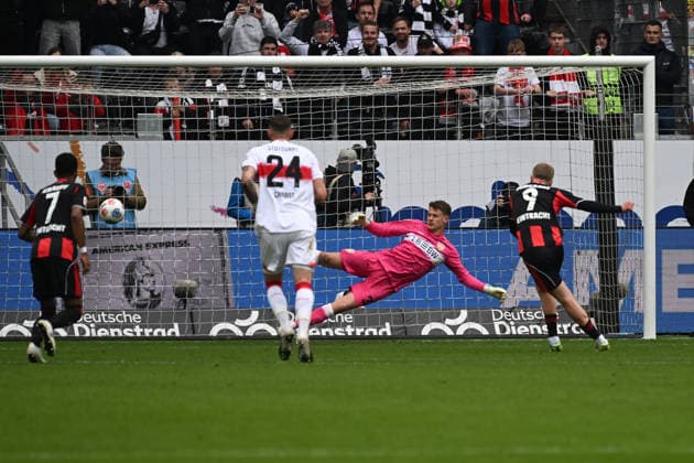 16 05 2026, xjhx, Fussball 1 Bundesliga, Eintracht Frankfurt VfB Stuttgart v l Jonathan Jonny Burkardt Eintracht Frankfurt Torschuetze, erzielt das Tor, Treffer, scores the goal 1 1 Elfmeter Alexander Nübel VfB Stuttgart DFL DFB REGULATIONS PROHIBIT ANY USE OF PHOTOGRAPHS as IMAGE SEQUENCES and or QUASI VIDEO Frankfurt am Main