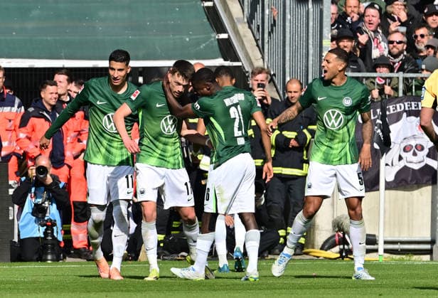 GER 1 FBL, FC St Pauli vs VfL Wolfsburg 16 05 2026, GER 1 FBL, FC St Pauli vs VfL Wolfsburg in the picture Dzenan Pejcinovic Wolfsburg 17 shoots the goal to 3 1 for Wolfsburg past goalkeeper Nikola Vasilj Pauli 25 26 22 and cheers with the team nordphotoxGmbH xWitke nph00002