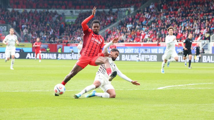 16 05 2026, xrekx, Fussball 1 Bundesliga, 1 FC Heidenheim FSV Mainz 05 v l Christian Conteh 1 FC Heidenheim 1846 Phillipp Mwene 1 FSV Mainz 05 Zweikampf, Aktion, action, battle for the ball DFL DFB REGULATIONS PROHIBIT ANY USE OF PHOTOGRAPHS as IMAGE SEQUENCES and or QUASI VIDEO Heidenheim